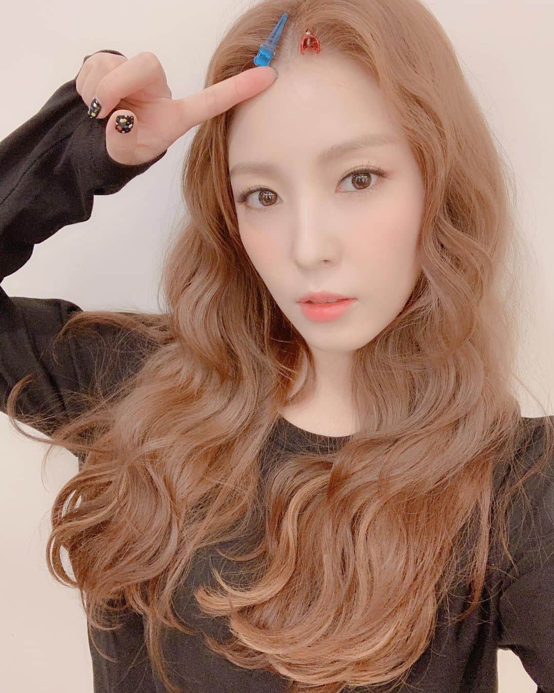 BoAのインスタグラム：「🤟」