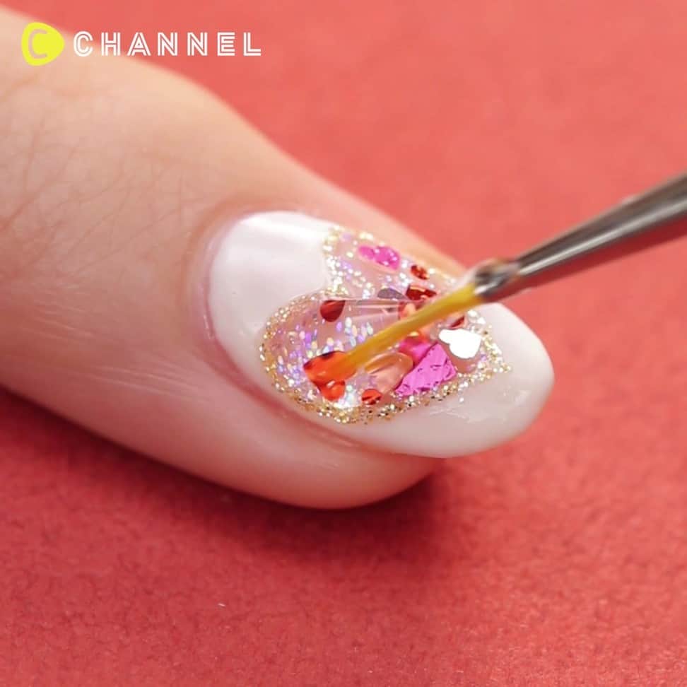 のインスタグラム：「💖夢見心地な可愛さ♡ぷっくりハートドームネイル💅 . 💗Check👉 @cchannel_girls 🎶 💗Follow me👉 @cchannel_beauty 🎵 . 💄C CHANNELのアプリもよろしくお願いします😊 . ガーリーな指先には欠かせない「ハート×赤」のコンビネーション。 最強cawaiiネイルをご紹介します♡ . クリアジェルを重ねてドーム状にした中心部分に 浮かぶようなハートのホログラムで注目を独り占め！ . "可愛い"をネイルで表現してみては！？ . 【手順】 1：アイボリーでハートを書く 2：周りを塗りつぶす 3：2度塗りする 4：ハートの中に透明のラメを塗る 5：クリアジェルを塗って、ハートホログラムを敷き詰める 6：ハートをラメで囲む 7：ハートの部分にクリアジェルで高さを出す 8：何度かクリアジェルを重ねて立体感を出す 9：トップジェルを塗って完成 . produced by esNAIL @esnail_japan http://es-nail.jp/ . . #ネイル動画#ジェルネイル#ネイルデザイン#ネイルアート#3dネイル#ハートネイル#立体ネイル#キラキラネイル#夏ネイル#夏ネイルデザイン#ぷっくりネイル#ホログラムネイル#オールシーズンネイル#ガーリーネイル#ラメネイル#大人ガーリー#今月のネイル#ネイルチェンジ#おしゃれネイル#毎日の可愛いをあなたに#ネイルブック#女子力ネイル#インスタ映え#ゆめかわネイル#大人可愛い#ネイル好きさんと繋がりたい#手元くら部#ネイルアートデザイン#ネイルやり方」