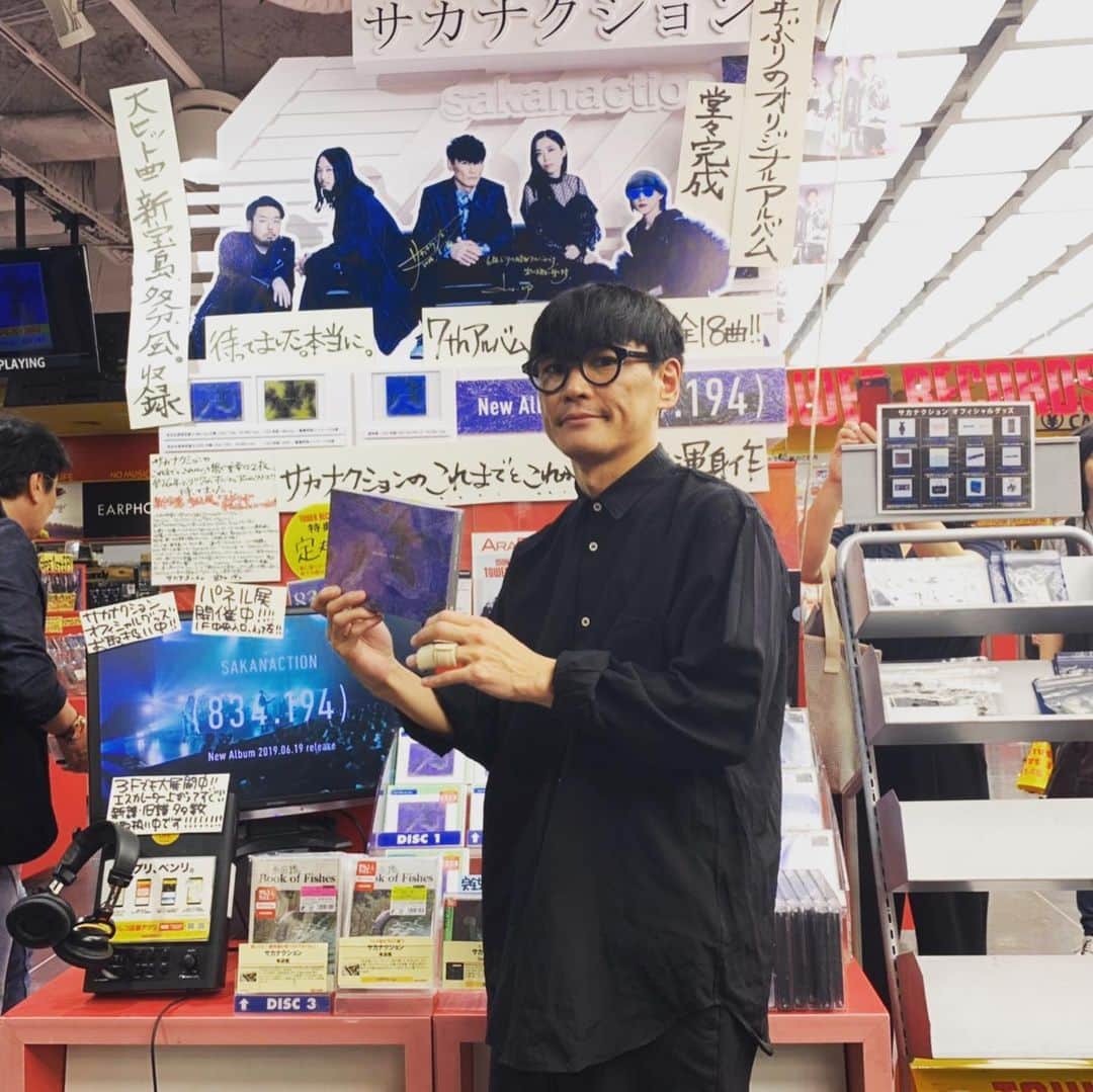 サカナクションさんのインスタグラム写真 - (サカナクションInstagram)「「834.194」発売日ということで、CDショップお伺い中！ まずはタワーレコード渋谷店にお邪魔しました。 #サカナクション834194 #AL834194 #834194」6月19日 19時56分 - sakanaction_jp
