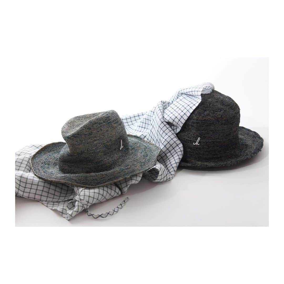 のインスタグラム：「Mühlbauer | #ss19 ▫️#raffia #crochet #indigo . FRANCO and PRINZ ALESSIO - these two #travellerhats are made of crocheted raffia. They are #foldablehats , so you can put them in any bag. They are #handdyed in real #indigo by the #austrian indigo printers Koo. 📷 @ninakvk」