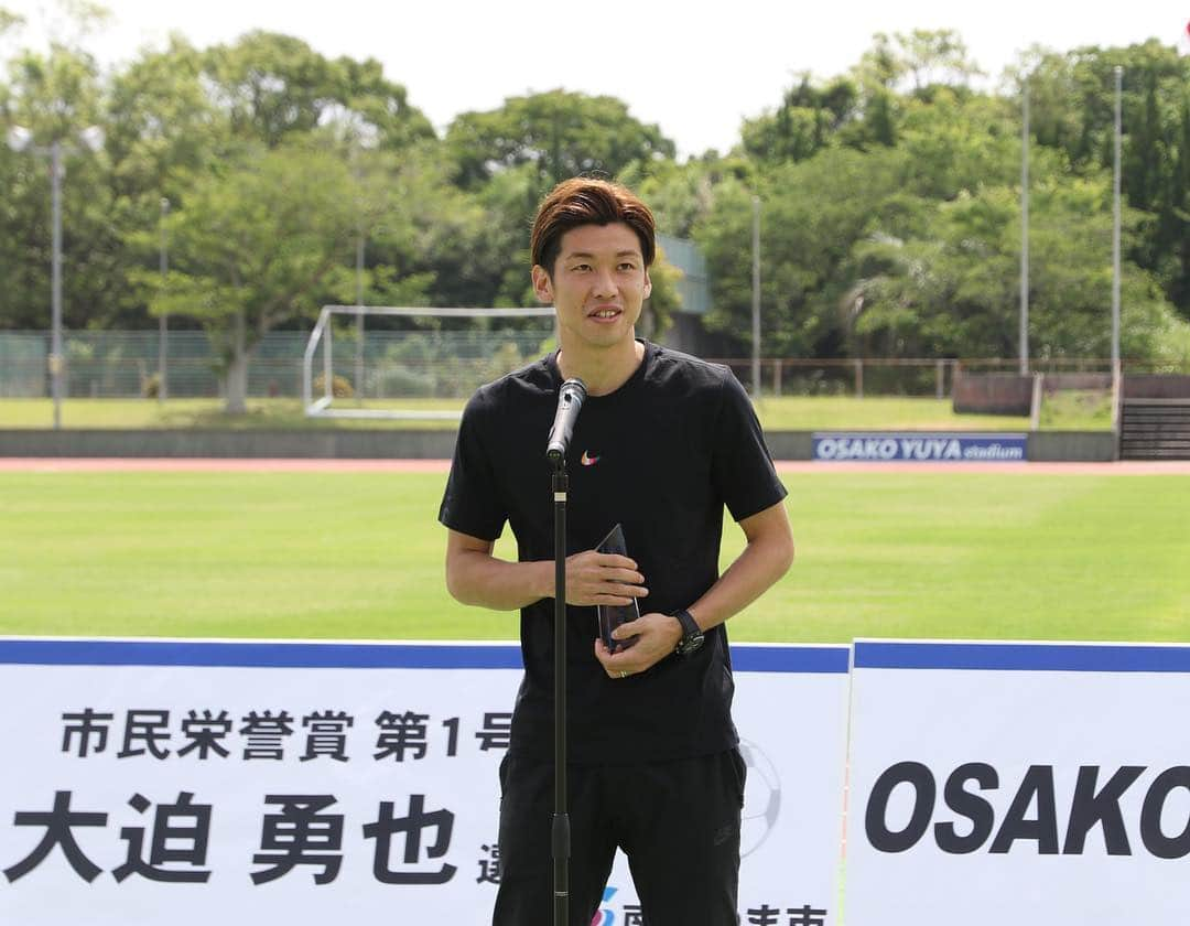 大迫勇也さんのインスタグラム写真 - (大迫勇也Instagram)「日曜日に鹿児島県南さつま市より頂きました、市民栄誉賞の授与式と、「OSAKO YUYA stadium」の除幕式に出席させて頂きました。 スタジアムは来年に鹿児島で行われる国体少年サッカーの会場にもなっているとのことですので選手達が精一杯戦ってくれることを楽しみにしています。式には沢山の方にお越し頂き、改めて地元の皆さんからパワーを頂いていることを実感しました。また良いニュースを届けられるように頑張ります。  #鹿児島県 #南さつま市 #市民栄誉賞 #OSAKOYUYA stadium #燃ゆる感動かごしま国体 #一年ぶりの帰省」6月19日 19時57分 - yuya_osako