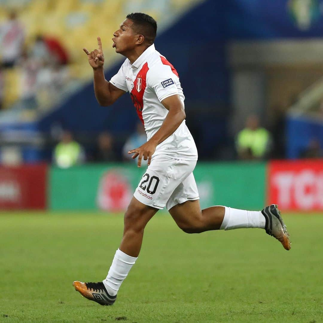 UMBROさんのインスタグラム写真 - (UMBROInstagram)「Goals from Paolo Guerrero and Edison Flores helped Peru 🇵🇪 on their way to victory last night. Congratulations guys 🙌 @edisonflores1020 @guerrero9. . . . . #umbro #umbrofootball #velocita4 #edisonflores #guerrero9 #copaamerica」6月19日 19時57分 - umbro