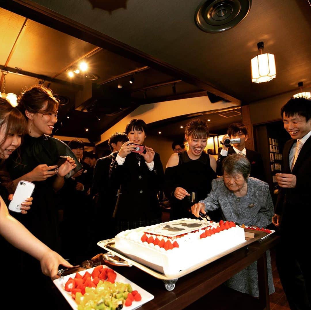 小林樓《新潟県見附市：結婚式場》のインスタグラム：「みんなでかわいく盛り付け♡ ゲストデコレーションケーキ #小林樓#結婚式#wedding#ウェディング#和モダン#結婚式レポ#大人女子#大人可愛い#大人婚#可愛い#日本庭園#JapaneseGarden#和婚#白無垢#色打掛#新潟県#新潟#見附市#見附#中越#和婚をもっと盛り上げたい#新潟プレ花嫁#新潟卒花嫁#新潟花嫁#新潟プレ花嫁#プレ花嫁#卒花嫁#marry花嫁#小林楼#新潟花嫁#思わず写真を撮りたくなる結婚式#ゲストデコレーションケーキ」