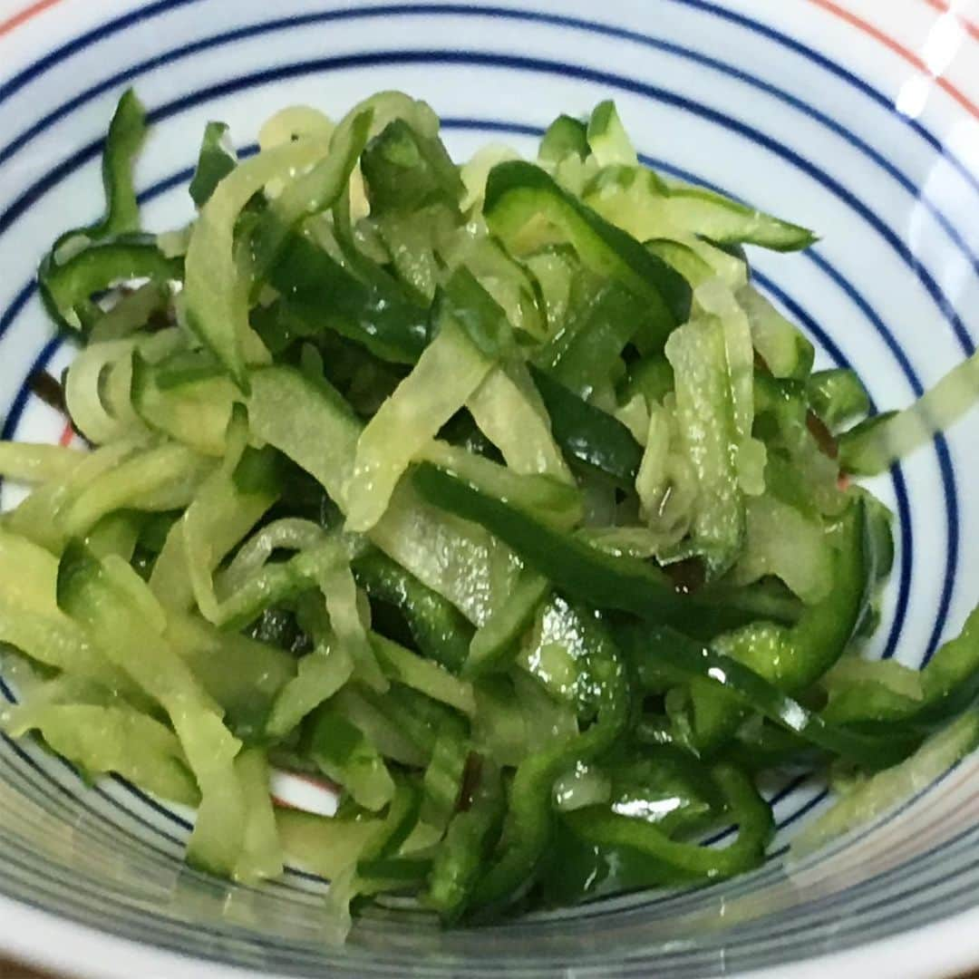 柳家さん生さんのインスタグラム写真 - (柳家さん生Instagram)「6/19晩ご飯だぁ〜 肉の斎藤さんちの豚ばら生姜焼き定食🙏 胡瓜ピーマン塩昆布もみ 蒟蒻牛蒡実山椒煮 大根味噌汁 豆ご飯」6月19日 19時57分 - waraiguma1957