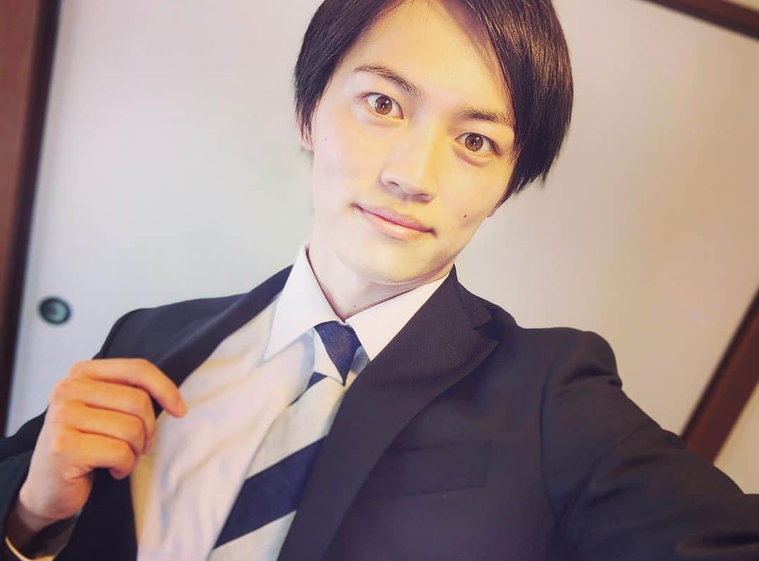 佐伯恵太のインスタグラム：「今日はスーツを着て演技レッスンとオーディションでした！たまに着るスーツは引き締まります！良い報告ができますように。  明日は撮影です！気合いを入れて、入念に、準備です。 #スーツ #演技レッスン #オーディション #現場 #撮影 #俳優」