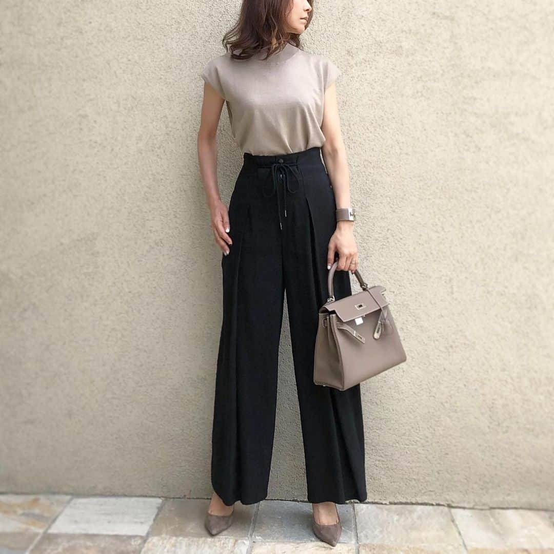 akko3839さんのインスタグラム写真 - (akko3839Instagram)「﻿ ﻿ ﻿ beige×black﻿﻿ ﻿﻿ ﻿お気に入りニットとパンツ♡﻿ ﻿ ﻿﻿ top @titivatejp #titivate#titivatestyle﻿﻿ bag #ronherman﻿ sandal #jimmychoo﻿ ﻿ ﻿ ﻿ ﻿﻿ #ティティベイト#ベーシックフレンチスリーブライトニット#コーデ#コーディネート#instagood#outfit#code#instalike#fashionista#instafashion#ootd#simple#chic#style#stylish#styleblogger#Instafashion#fashiongram#mystyle#fashionista﻿」6月19日 20時02分 - akko3839