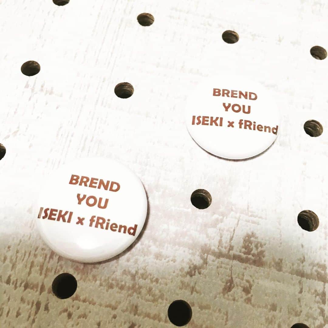 ISEKIのインスタグラム：「6月23(日) BREND YOU vol.1情報 ※サイン会情報あり、ご確認ください  BREND YOU vol.1より こちらの缶バッチを販売開始！  こちらはBREND YOUの時のみの販売(予定)となります。 BREND YOUの時はコーヒーのポストカードもBREND YOUバージョンが登場します✨  6月23日はISEKIのサイン会は行いませんので予めご了承ください🙇‍♀️」