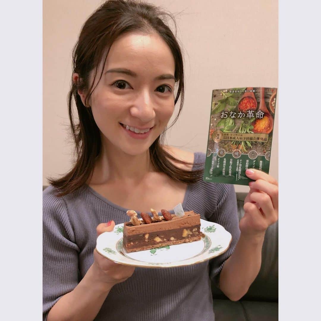 Mayuko Watanabe 渡辺真由子さんのインスタグラム写真 - (Mayuko Watanabe 渡辺真由子Instagram)「ずーっと食べてみたかった『アテスウェイ』のケーキをとうとう買いに行けました☺️💕 チョコレートケーキ、美味しかったです😊✨大好きなモンブランは季節になったらいつか買いに行きたいものです♡ ・ こんな風に甘いものを食べたら先日にも紹介した【おなかサプリ】♫ 腸内環境に革命を起こす厳選素材を一粒に凝縮！@コスメで一位を獲得しているので信頼できますし、実際便通も良くなります😆👍 免疫力の70%は腸が司ると言われてるので健康な腸を保つことは大事ですよ〜😄 @onakakakumei  #おなか革命#腸活#腸内環境#免疫力強化#サプリ#美容好きと繋がりたい#美容好き#便秘対策#アテスウェイ#ケーキ#甘いもの好き」6月19日 20時07分 - watanabe_mayuko