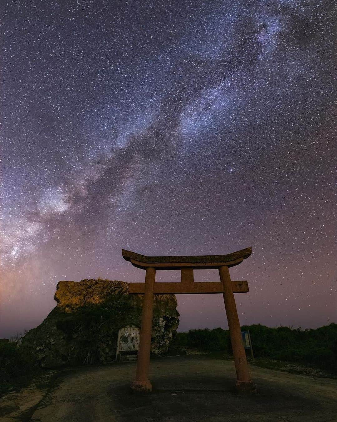 Be.okinawaさんのインスタグラム写真 - (Be.okinawaInstagram)「Glorious starry skies illuminate the whole island! Miyako Island is the perfect place for star gazing. 📷:@s.ota_  #shimojiisland #miyakoisland #시모지섬 #미야코섬 #下地島 #宮古島 #starrysky #milkyway  #stars #帯岩 #beokinawa #visitokinawa」6月19日 20時10分 - visitokinawajapan