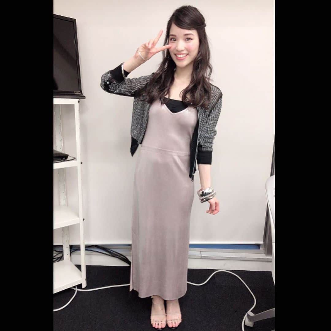 のインスタグラム：「Cover GirlのMV 見ていただけましたでしょうか🥰  1枚目は、タイトめな衣装✨ 2枚めは全身撮るの忘れちゃったんですが リクルートスーツです👓  MVの中に登場してくるので 是非探してみてくださいね👀  #仮谷八変化」