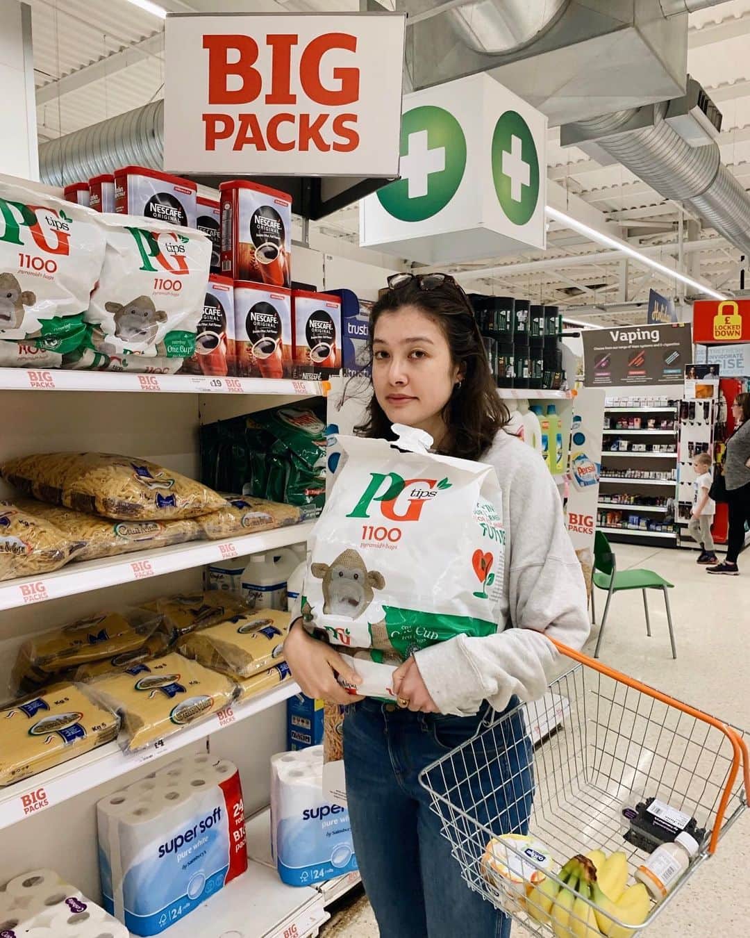 香華（KOuKA）のインスタグラム：「Quick pit stop in London to pick up the essentials! #PGtips #お茶 #☕️ #koukatravels」