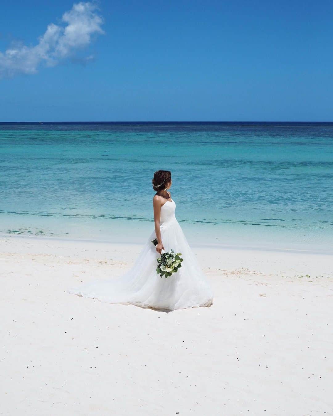 のインスタグラム：「﻿ June bride 🕊🌤✨💕﻿ ﻿ 先月のグアムでのウェディング撮影の時の📷﻿ ピーカンでめっちゃ暑かった〜☀️💦﻿ ﻿ この時撮影の写真をグアムからパパに送って﻿ ドッキリ👰LINE送ったんだけど....﻿ ﻿ もふもふだぉ(。・ω・。)って返ってきた。﻿ ﻿ もふもふだけども....☺️💭﻿ ﻿ ﻿ #weddingdress  #junebride  #wedding ﻿」
