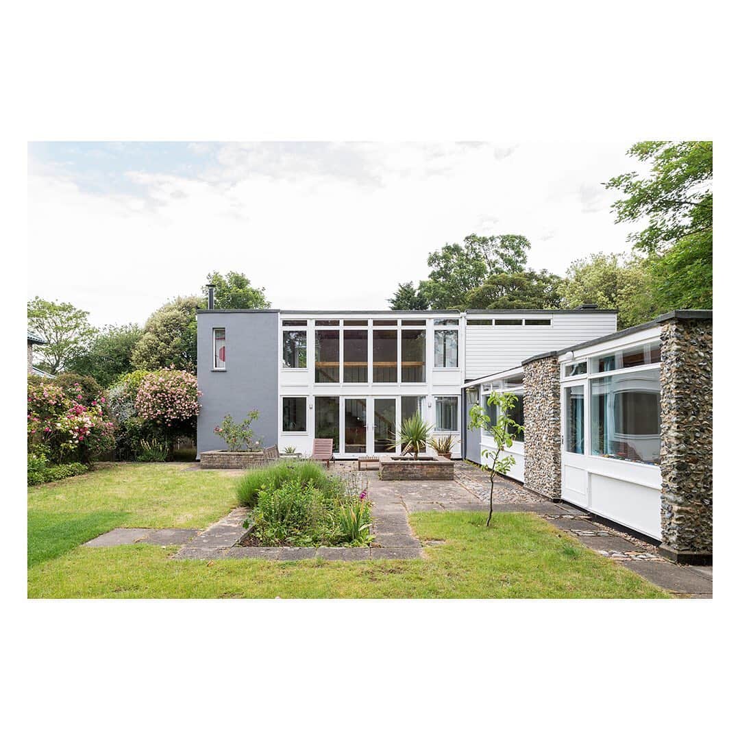 The Modern Houseさんのインスタグラム写真 - (The Modern HouseInstagram)「#forsale a mid-century home located in the coastal town of Broadstairs. Click the link in our bio to see the sales particulars.」6月19日 20時27分 - themodernhouse