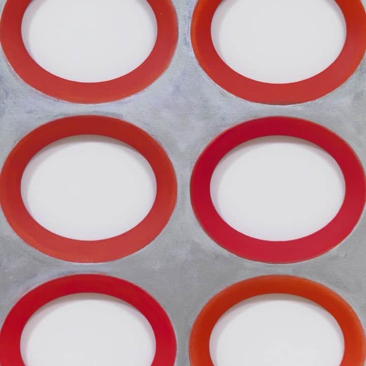 のインスタグラム：「#ExhibitionForNotreDame: Blair Thurman's "Creamy Tomato" (2017) is on display in “An Exhibition for Notre-Dame” at Gagosian, Paris.  Thurman transposes the formal details of everyday objects into the subliminal realm of abstraction. These standardized geometries, as seen in "Creamy Tomato,"—pulled from slot car racetracks, architectural frameworks, and found shapes from daily life—take on a nostalgic register, the fascinations of boyhood working to render abstract geometries more idiosyncratic and accessible. For inquiries regarding available works, please contact notredame@gagosian.com. __________ #NotreDame #RebuildNotreDame #Gagosian #BlairThurman Blair Thurman, "Creamy Tomato," 2017, acrylic on canvas on wood, 59 5/8 × 34 7/8 × 1 1/2 inches (151.4 × 88.6 × 3.8 cm) © Blair Thurman」