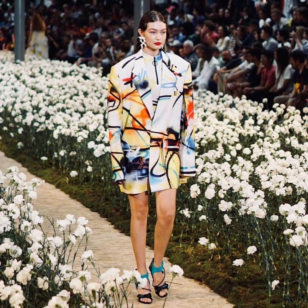 アンナ・デッロ・ルッソさんのインスタグラム写真 - (アンナ・デッロ・ルッソInstagram)「#Repost @fashiontomax 🌻🌼🌻🌼 @GigiHadid walking for @Off____White spring/summer 2020 show during Paris “men’s fashion week”.⠀⠀⠀⠀⠀⠀⠀ ⠀ ⠀⠀⠀#FTMRunway / #GigiHadid #OffWhite #VirgilAbloh #pfw #PFWSS20 #ss20 #mensfashion #parisfashionweek #menswear #runway #style #model / photography by: @stepanfilenko x @fashiontomax」6月19日 20時27分 - annadellorusso