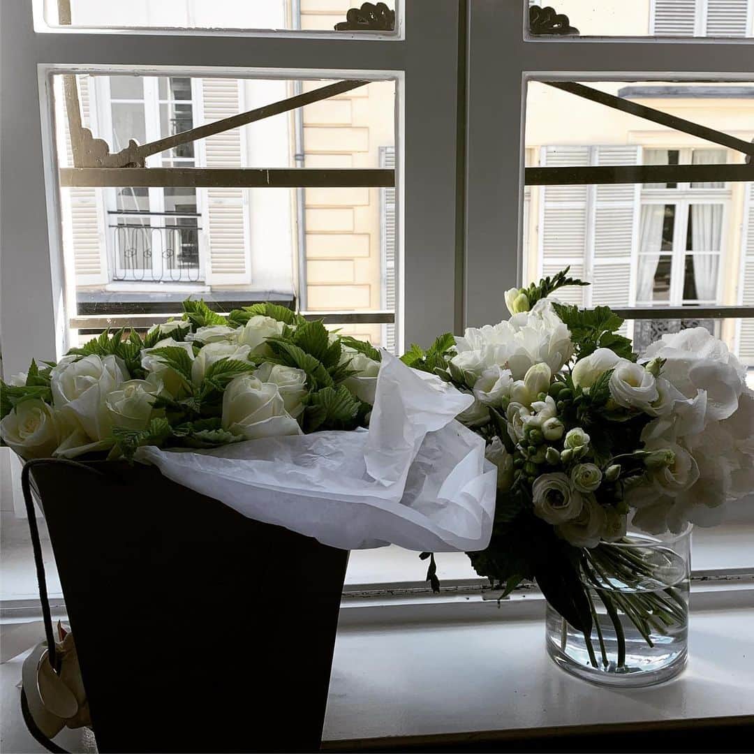西田善太さんのインスタグラム写真 - (西田善太Instagram)「おはよう世界、パリは快晴、28度19度。朝は近所のPaulで買ったアーモンドクロワッサンとエスプレッソを楽しみながら、窓辺の白い花に水をあげるの。「ボンジュールとポンジュースってやっぱり似てるよね」なんて独り言つぶやいたりして……なわけないよ。さて、気を取り直して、本日もはりきっていきます。 #pmfw」6月19日 20時22分 - zentanishida