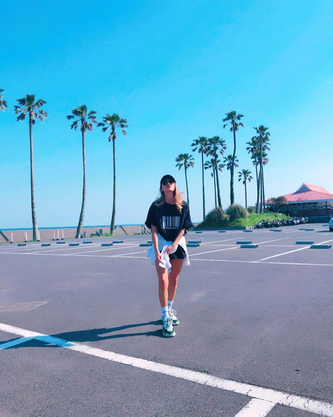 鈴木愛美さんのインスタグラム写真 - (鈴木愛美Instagram)「💙🌴💙🌴💙🌴💙🌴💙 . 明日からやっと南国🌺💕 . 今年に入ってから休みもあんまりなく たくさんお仕事して来たから 撮影込みだけど南国へ飛んで来ます🌴✨ . 楽しみ過ぎてテンションおかしくなるw よし。パッキングしよっ♡♡♡ . . SPIRALGIRL×manyaコラボ商品❤︎ 《ショートパーカー 》White color. . @spiralgirl_official @spiralgirl_official . 羽織っても、腰に巻いても可愛くて 使い勝手最高なショートパーカー 👟💕 . 私、1年中ショートパーカー 使うから コラボ商品として作れて幸せ。❤️✨ . . #SPIRALGIRL #まにゃコラボ #ショートパーカー #fashion #code #fashionista #summer #manyacode」6月19日 20時23分 - x.manya.x