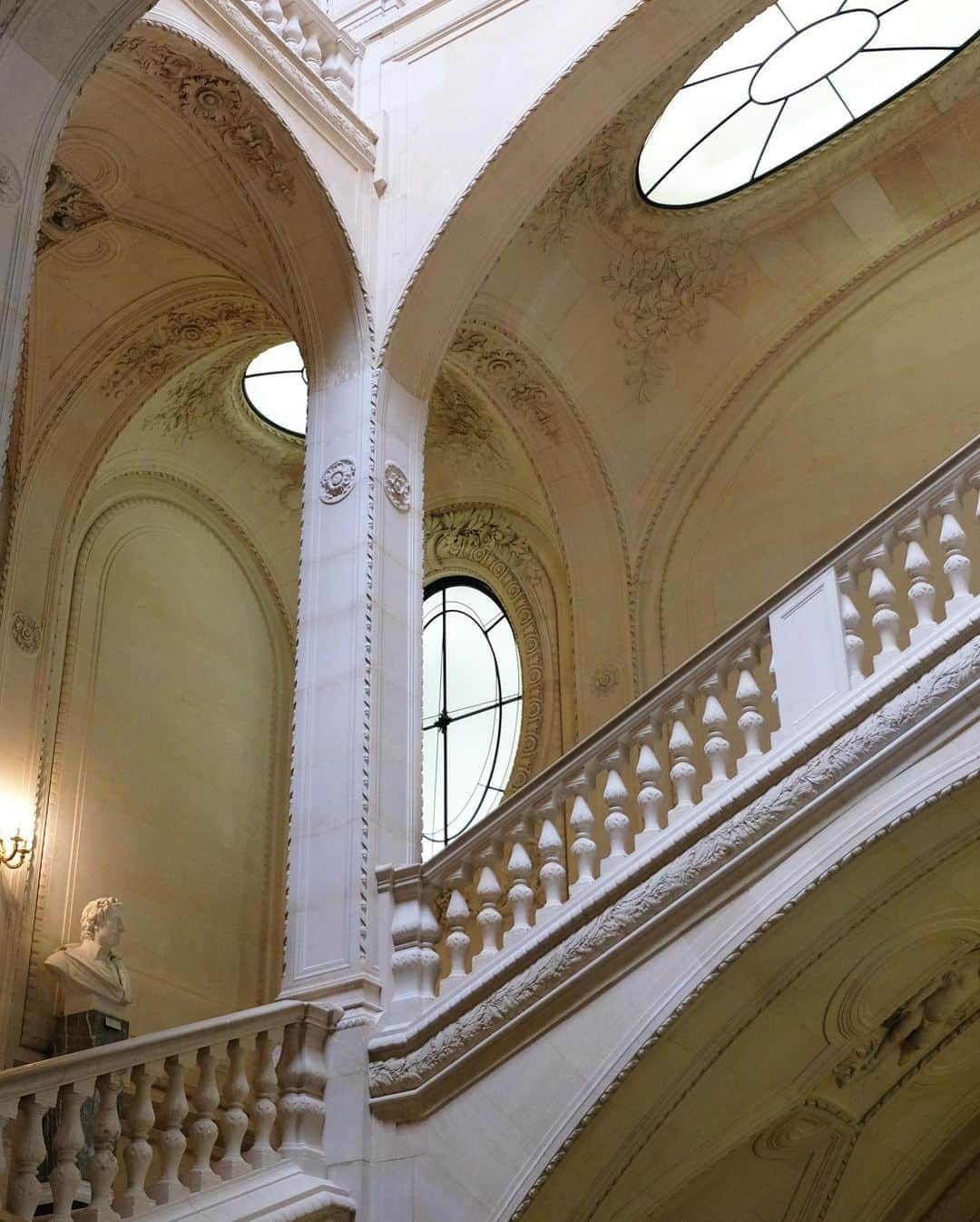 ルーブル美術館さんのインスタグラム写真 - (ルーブル美術館Instagram)「. 🇫🇷 Mercredi, c’est #HistoireDuLouvre ! Aujourd’hui, focus sur l’escalier Lefuel. - ✍️ Structure monumentale du Louvre Napoléon III, l’escalier Lefuel est construit entre 1852 et 1858. Portant le nom de son créateur, Hector Lefuel, il présente une double volée de marches. Composé pour l’essentiel de pierre blanche, il est éclairé par de multiples baies, redessinées en 2010 par l’artiste François Morellet. - 📚 Cette pièce architecturale se situe dans le secteur de l’ancienne bibliothèque impériale, qui faisait face au Palais-Royal. Cette bibliothèque fut réduite en cendres pendant la Commune en 1871. En effet, comme le palais des Tuileries, le Louvre tout entier a failli disparaître dans un grand brasier. Le musée fut en partie sauvé grâce à son conservateur, Barbet de Jouy. - 🌍 Wednesday it’s #LouvreHistory! Let’s focus today on the Lefuel staircase. - ✍️ Monumental structure of Napoléon III’s Louvre, the Lefuel staircase was built between 1852 and 1858. Named after its creator, Hector Lefuel, this staircase has a double flight of stairs. Essentially made with white stone, it is  bathed in the light of multiple bay windows, redesigned in 2010 by the artist François Morellet. - 📚 This architectural piece is located in the area of the former Imperial library that was facing the Palais-Royal. This library was reduced to ashes during the Paris Commune in 1871. Indeed, as the Tuileries Palace, the whole Louvre might have disappeared in a great blaze. The museum was saved, partly thanks to its curator Henry Barbet de Jouy. - 📷 © Musée du Louvre / Héloïse Guillemot . . . #Louvre #MuséeDuLouvre #LouvreMuseum」6月19日 20時23分 - museelouvre