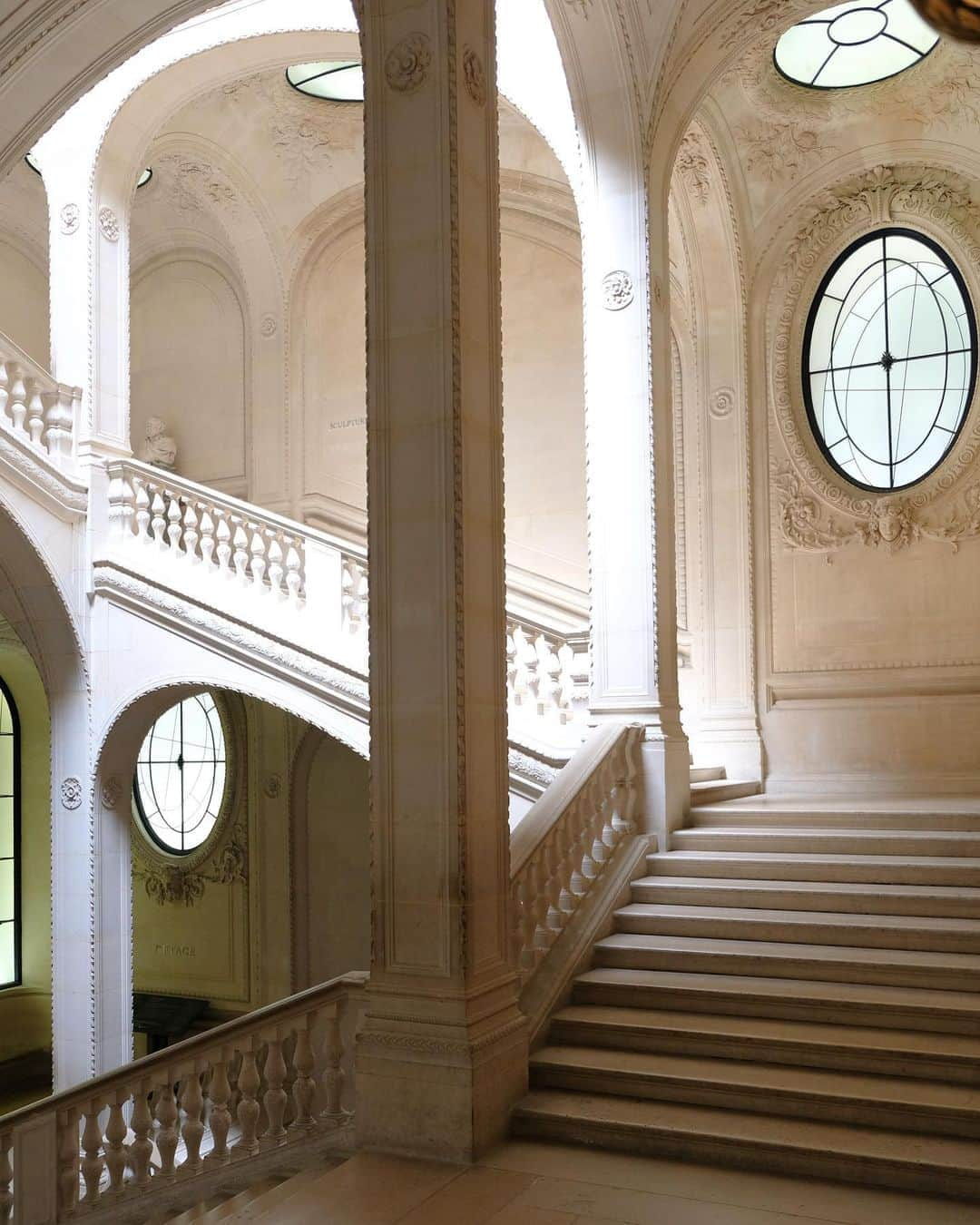 ルーブル美術館さんのインスタグラム写真 - (ルーブル美術館Instagram)「. 🇫🇷 Mercredi, c’est #HistoireDuLouvre ! Aujourd’hui, focus sur l’escalier Lefuel. - ✍️ Structure monumentale du Louvre Napoléon III, l’escalier Lefuel est construit entre 1852 et 1858. Portant le nom de son créateur, Hector Lefuel, il présente une double volée de marches. Composé pour l’essentiel de pierre blanche, il est éclairé par de multiples baies, redessinées en 2010 par l’artiste François Morellet. - 📚 Cette pièce architecturale se situe dans le secteur de l’ancienne bibliothèque impériale, qui faisait face au Palais-Royal. Cette bibliothèque fut réduite en cendres pendant la Commune en 1871. En effet, comme le palais des Tuileries, le Louvre tout entier a failli disparaître dans un grand brasier. Le musée fut en partie sauvé grâce à son conservateur, Barbet de Jouy. - 🌍 Wednesday it’s #LouvreHistory! Let’s focus today on the Lefuel staircase. - ✍️ Monumental structure of Napoléon III’s Louvre, the Lefuel staircase was built between 1852 and 1858. Named after its creator, Hector Lefuel, this staircase has a double flight of stairs. Essentially made with white stone, it is  bathed in the light of multiple bay windows, redesigned in 2010 by the artist François Morellet. - 📚 This architectural piece is located in the area of the former Imperial library that was facing the Palais-Royal. This library was reduced to ashes during the Paris Commune in 1871. Indeed, as the Tuileries Palace, the whole Louvre might have disappeared in a great blaze. The museum was saved, partly thanks to its curator Henry Barbet de Jouy. - 📷 © Musée du Louvre / Héloïse Guillemot . . . #Louvre #MuséeDuLouvre #LouvreMuseum」6月19日 20時23分 - museelouvre