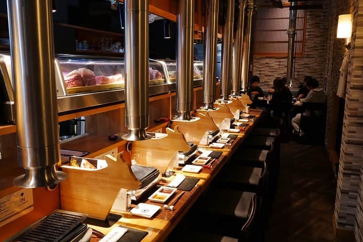 福岡グルメ 福岡ランチ「デビログ」さんのインスタグラム写真 - (福岡グルメ 福岡ランチ「デビログ」Instagram)「小倉遠征🚄 2019年5月6日にオープンした『焼肉カルビ堂 龍』に伺ってきた。 場所は北九州モノレール旦過駅の近く。 ここは小倉と西中洲に店舗がある有名焼肉店『#龍園 』の系列店で、コンセプトは「#ひとり焼肉 」‼️ カウンターにはおひとり様ということで、牛さんの形の仕切りがついとるやん😄 仕切りは取り外し自由なので2人でも大丈夫🙆‍♂️ 基本的にどのメニューも2切れづつなので、たくさん種類を食べたい人にはおすすめ👌 肉は龍園のものなので味は間違いないね。 pic1は「#カルビ堂名物焼レバ 」(680円・税別) レバーを軽く炙って特製の韮醤油につけて食べるとバリウマ😋👌 熟成タンもヤバイ！(pic2) キムチも美味いよ(pic3) 特選ロースの焼しゃぶ(pic4) 責任者の諸富さんがおもてなしをしてくれますよ(pic5) 奥にはテーブル席もある。 . メニュー、他pic、内観などは「デビログ」に掲載しています。 サイトを見る場合はブラウザで「デビログ」で検索👉 . #焼肉カルビ堂龍 #北九州市小倉北区紺屋町 8-22 093-541-2983 18:00～2:00 LO 定休日：日曜日 . ♦️福岡グルメ 福岡ランチを検索できるブログ は「デビログ」で検索👉 ♦️マニアックな情報や本当に美味しいお店情報なら「もっとデビログ」で検索👉 . #福岡焼肉 #小倉焼肉 #小倉グルメ #紺屋町グルメ #福岡おひとりさま #福岡ひとり焼肉 #カルビ堂龍 #福岡 #博多 #fukuokapics #fukuoka #fukuokacity #hakata #fukuokarestaurant #fukuokagourmet #IGersJP #ig_japan #福岡飲食店 #福岡グルメ #福岡ランチ #福岡ごはん #福岡ご飯 #食べログ福岡 #福岡飯 #福岡食べ歩き」6月19日 20時25分 - devi_takahashi