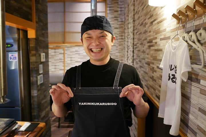 福岡グルメ 福岡ランチ「デビログ」さんのインスタグラム写真 - (福岡グルメ 福岡ランチ「デビログ」Instagram)「小倉遠征🚄 2019年5月6日にオープンした『焼肉カルビ堂 龍』に伺ってきた。 場所は北九州モノレール旦過駅の近く。 ここは小倉と西中洲に店舗がある有名焼肉店『#龍園 』の系列店で、コンセプトは「#ひとり焼肉 」‼️ カウンターにはおひとり様ということで、牛さんの形の仕切りがついとるやん😄 仕切りは取り外し自由なので2人でも大丈夫🙆‍♂️ 基本的にどのメニューも2切れづつなので、たくさん種類を食べたい人にはおすすめ👌 肉は龍園のものなので味は間違いないね。 pic1は「#カルビ堂名物焼レバ 」(680円・税別) レバーを軽く炙って特製の韮醤油につけて食べるとバリウマ😋👌 熟成タンもヤバイ！(pic2) キムチも美味いよ(pic3) 特選ロースの焼しゃぶ(pic4) 責任者の諸富さんがおもてなしをしてくれますよ(pic5) 奥にはテーブル席もある。 . メニュー、他pic、内観などは「デビログ」に掲載しています。 サイトを見る場合はブラウザで「デビログ」で検索👉 . #焼肉カルビ堂龍 #北九州市小倉北区紺屋町 8-22 093-541-2983 18:00～2:00 LO 定休日：日曜日 . ♦️福岡グルメ 福岡ランチを検索できるブログ は「デビログ」で検索👉 ♦️マニアックな情報や本当に美味しいお店情報なら「もっとデビログ」で検索👉 . #福岡焼肉 #小倉焼肉 #小倉グルメ #紺屋町グルメ #福岡おひとりさま #福岡ひとり焼肉 #カルビ堂龍 #福岡 #博多 #fukuokapics #fukuoka #fukuokacity #hakata #fukuokarestaurant #fukuokagourmet #IGersJP #ig_japan #福岡飲食店 #福岡グルメ #福岡ランチ #福岡ごはん #福岡ご飯 #食べログ福岡 #福岡飯 #福岡食べ歩き」6月19日 20時25分 - devi_takahashi