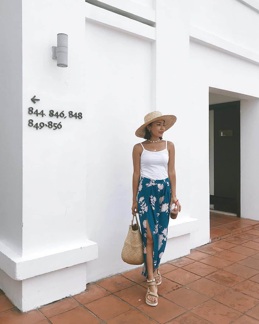 のインスタグラム：「. OUTFIT IN VIETNAM 🇻🇳 . . Hat @azulbymoussy_official  Cami @americanapparel  Pants @roxyjapan @roxy_tokyo  Sandals @tevajapan @teva  Accessories @jua_official  Bag @ikeajapan . . Roxyのパンツがベトナムの雰囲気に会いすぎていて最高💙 tevaはホワイトを去年愛用していて、今年はベージュ🧡 コーデに合わせやすくて今夏たくさん履き倒します🤣 #flatformuniversal#teva#テバ」