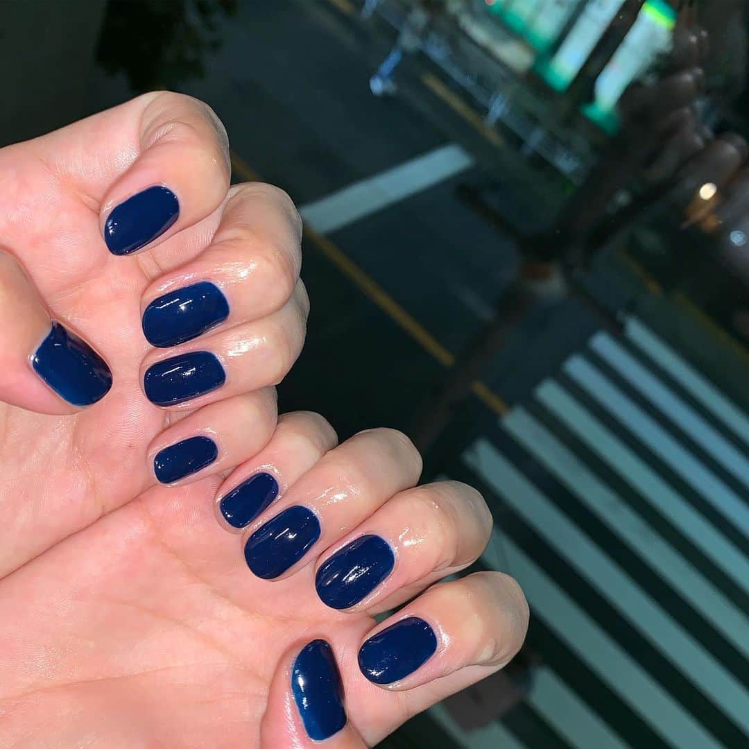 RUBY&ONYX by Kanako Miuraのインスタグラム：「ネイビーワンカラー💙 ・ ・ ・ 6/22 12:00〜,15:00〜,18:00〜  ご案内可能でございます🥰 その他のお時間もご相談くださいませ。  お子様もお隣に座れるペアルームや個室もございます💡 ・ ・ ・ 🌿月額制もやってます🌿 ○プレミアム会員(ハンド&フット)¥29,800(税抜)・ ○ハンドレギュラー会員¥14,800(税抜)・ ○フットレギュラー会員¥14,800(税抜)・ ・ それぞれ全てのメニューが月に何度でもご利用頂けます。  ご予約、お問い合わせはDMまたは 0354595882 LINE ID：@ rubynail までお気軽にどうぞ💫  #daikanyama#nailsalon#nail#gelnail#rubyandonyx#summer#summernails#handnail#mode#cool#studs#menscare#ART#mirrornails#メンズネイル#メンズケア#定額制ネイル#通い放題#ジェルネイル#ネイル#ノーサンディング#ショートネイル#大人ネイル#ユニコーンネイル#代官山ネイルサロン#トレンドネイル#ニュアンスネイル」