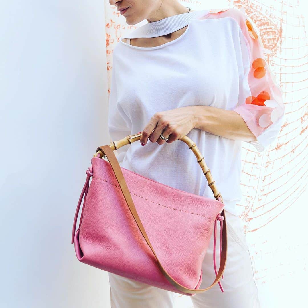 エンリーベグリンのインスタグラム：「Soon available in our shop online Gaia Bambù M Confetto.  #henrybeguelin#vegetaltannedleather#total#handmade#bag#cervo#leather#confetto#color#」