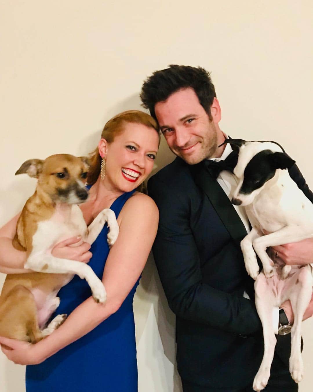 のインスタグラム：「Four years around the sun being since we said “I do” in a bookstore in Manhattan and this picture does a pretty great job of capturing what it’s been like; too many laughs to count, all the love and all the cuddling puppies so much they maybe just want to get away for a second. Love you @pattimurin, thanks for picking me to partner up for adventures. #HappyAnniversary」