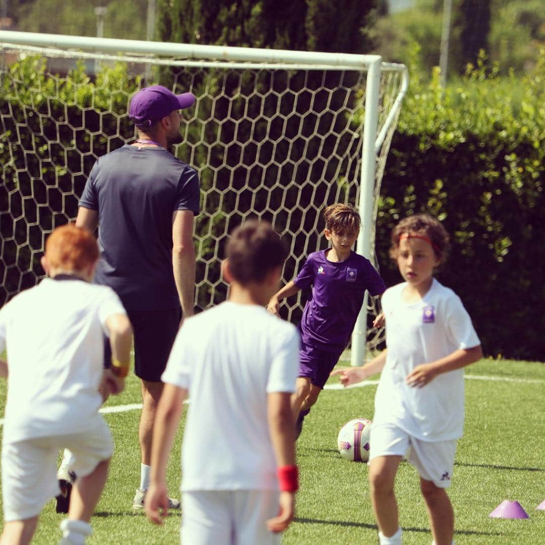 ACFフィオレンティーナさんのインスタグラム写真 - (ACFフィオレンティーナInstagram)「Fiorentina Camp 2019: iniziata la stagione sui campi del Centro Tecnico di Coverciano  Anche quest’anno tanti ragazzi hanno l’opportunità di respirare l’aria del grande calcio con i Fiorentina Camp.  Sono oltre 120 i bambini, tra cui 14 bimbe, che parteciperanno in totale ai 10 Camp in programma tra giugno ed agosto.  L’evento che coinvolgerà il numero maggiore di piccoli atleti sarà quello di Vigo di Fassa, località limitrofa a Moena, in contemporanea con il ritiro della Prima Squadra.  La novità 2019 è che, per questa stagione, il Master Camp attualmente in corso a Firenze si svolge a Coverciano, nello stesso campo dove si allena la Nazionale di Calcio Italiana.  I Camp a Firenze dureranno dal 17 al 22 giugno e poi dal 24 al 29 giugno.  Tutte le informazioni su https://fiorentinacamp.it/  _ _ _ _ _  2019 Fiorentina Camps: first camp up and running at Italy training ground  Summer is here and that means Fiorentina Camp time again as children across Italy get the chance to hone their football skills at Viola-themed activity camps.  Over 120 kids – 14 of whom are girls – will be taking part in the 10 Fiorentina Camps scheduled between June and August.  The busiest camp will be the one held in Vigo di Fassa, just outside Moena, where the first team will kick off their pre-season training.  This year the Master Camp in Florence is taking place at Coverciano, on the very pitch where the Italian national team train.  The two Fiorentina Camps in Florence will run from 17 to 22 June and 24 to 29 June.  Further details: https://fiorentinacamp.it/  #FiorentinaCamp #ForzaViola」6月19日 20時40分 - acffiorentina