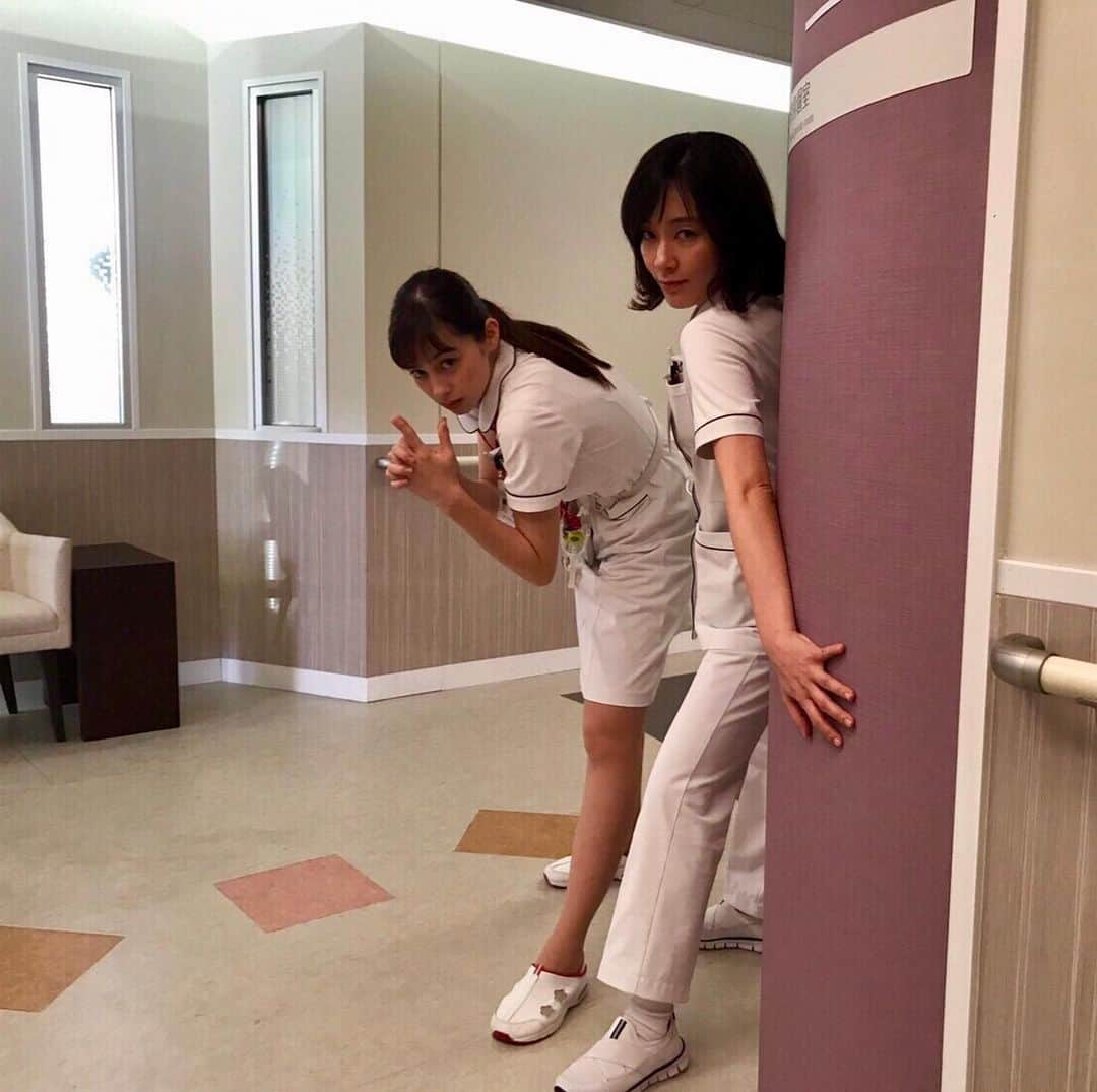 日本テレビ　ドラマ「白衣の戦士！」のインスタグラム：「‪🏥今夜放送‼️最終回🚑‬ 廊下の陰に隠れて、何やら様子をうかがっているはるか(#中条あやみ)と夏美(#水川あさみ)😏 #最終話のとあるシーン #この続きは… #今夜10時 #見てね #白衣の戦士 #日テレ」