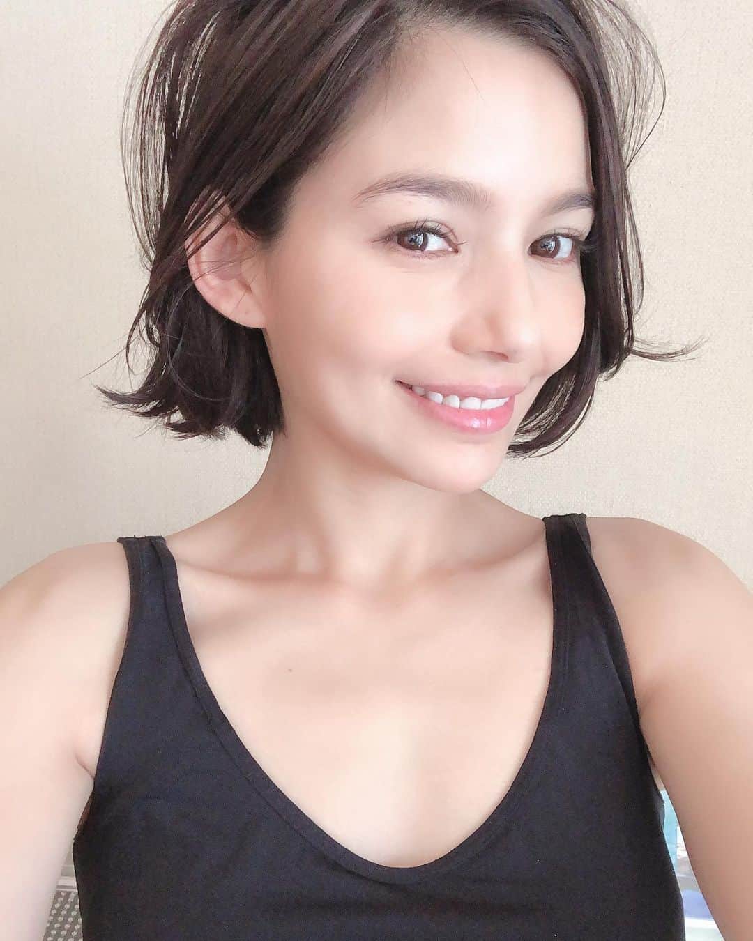 Rioのインスタグラム：「髪型きまったー❗️😆✨ . なんだ‼️なんだ‼️ 今日は髪型決まりすぎてびっくりして すぐに写メ🤣✨👍 . . るんるんっ💖」