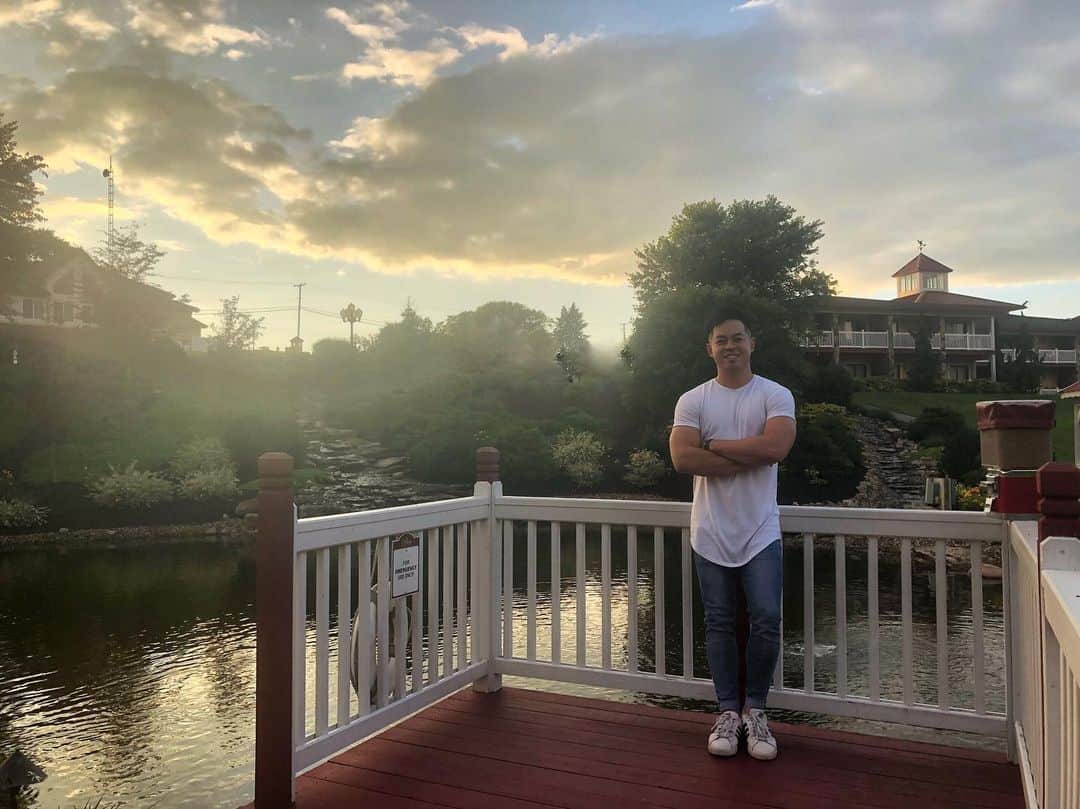 ヒューバートのインスタグラム：「Coworker booked this hidden gem of a hotel for our work trip. It is surprisingly VERY PRETTY out here.」