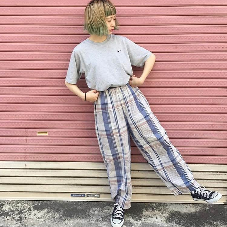 古着女子さんのインスタグラム写真 - (古着女子Instagram)「＼ この夏も、#チェックパンツ で行こう🌟／﻿﻿ ﻿﻿ #チェックパンツ は一年中活躍してくれる、便利なアイテム✨ ﻿﻿ 古着女子の中にも、チェックパンツを既に持ってる！なんて方、いるのではないでしょうか？🥺﻿﻿ ﻿﻿ ﻿﻿ 今回は、最高に可愛いチェックパンツのコーデの組み方をご紹介します💕﻿﻿ ﻿﻿ ﻿﻿ 🌷チェックパンツ×ブランドロゴT ﻿﻿ この2つの相性は抜群！﻿﻿ デニムではなくチェックパンツを合わせることによって、古着っぽさが出て可愛い💕﻿﻿ タックインしてちょっぴりギークに着こなしても良し◎！﻿﻿ インせずにゆったりゆるだぼに着こなしても🌟﻿﻿ ﻿﻿ ﻿﻿ 🌷チェックパンツ×ポロシャツ﻿﻿ ポロシャツを合わせておじコーデに✨﻿﻿ チェックパンツの色に合わせて、ポロシャツを選んでも可愛い💕﻿﻿ Dr.Martensなどの革靴を合わせると、おじ感が更に増してお洒落で洗練された雰囲気に！﻿﻿ ﻿﻿ ﻿﻿ チェックパンツシミラーで着るのもオススメします🌟﻿ ﻿ 古着女子のみんなも、明日からチェックパンツでカジュアルコーデ、おじコーデに挑戦してみてね💨﻿﻿ ﻿﻿ ﻿﻿ 🏡古着女子がプロデュースする古着ショップを紹介🏡﻿﻿﻿﻿﻿ ・9090ナインティナインティ @9090s_ 👖👟﻿﻿﻿﻿﻿ ・ひとくち ﻿ @o0_hitokuchi_ 🐻🍯﻿﻿﻿﻿ ﻿﻿﻿﻿﻿ ﻿﻿﻿﻿﻿ 🌼公式LINE@→@furuzyo で検索🌼﻿﻿﻿﻿﻿ LINE@だけのお知らせや古着の疑問にも答えます！﻿﻿﻿﻿﻿ ﻿﻿﻿﻿﻿ ﻿﻿﻿﻿﻿ 古着を素敵に着こなしてる女性の方をRepostでご紹介させていただきます🐒写真は全てご本人様に【掲載許諾】をとっております💓﻿﻿﻿﻿﻿ ﻿﻿﻿﻿﻿ ﻿﻿﻿﻿﻿ ﻿﻿﻿﻿﻿﻿ ﻿﻿﻿﻿﻿﻿ #フルジョ #古着 #古着女子 #今日のコーデ #お洒落さんと繋がりたい #コーデ #古着コーデ #ファッションコーデ #古着男子 #着回しコーデ #服好きな人と繋がりたい #古着好きと繋がりたい #ゆるコーデ #着画 #古着mix #古着好き #韓国コーデ #フリクロ  #メンズライク #古着ファッション ﻿#チェックパンツ #チェック  #シミラールック #カップルシミラー #シミラーコーデ #カップルコーデ ﻿﻿#双子 ﻿#carhartt #カーハート #シミラー」6月19日 11時47分 - furuzyo