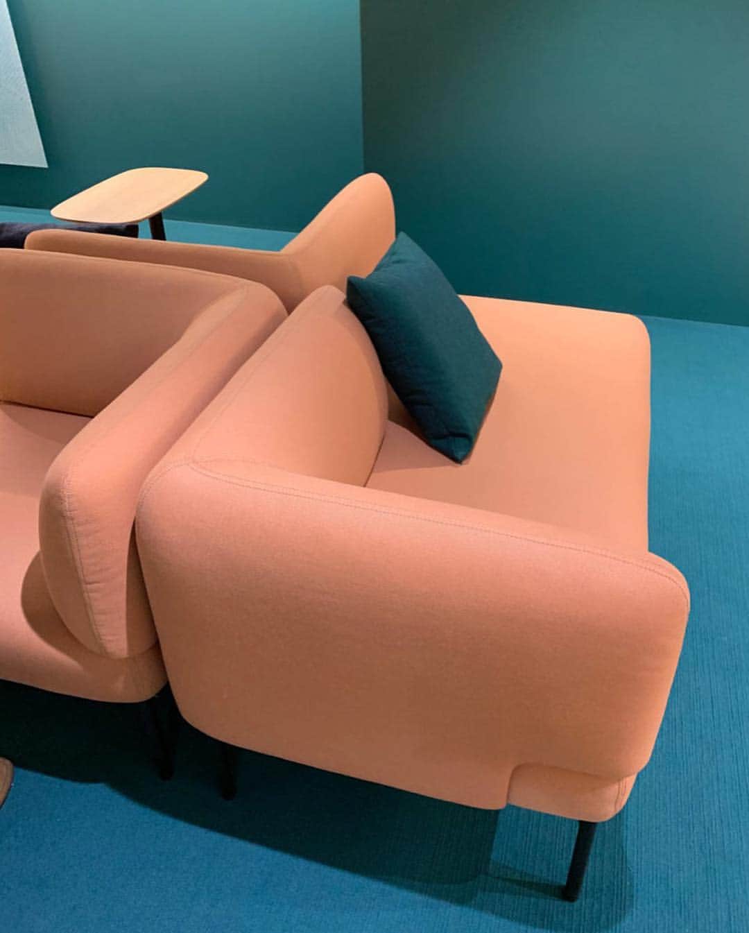 Design Milkさんのインスタグラム写真 - (Design MilkInstagram)「Design Milk headed back to Chicago for @neocon_shows 2019 to see the latest and greatest in commercial design. Check out our round up of favorites on designmilk.com! (Swipe + tap for tags!)」6月19日 11時49分 - designmilk