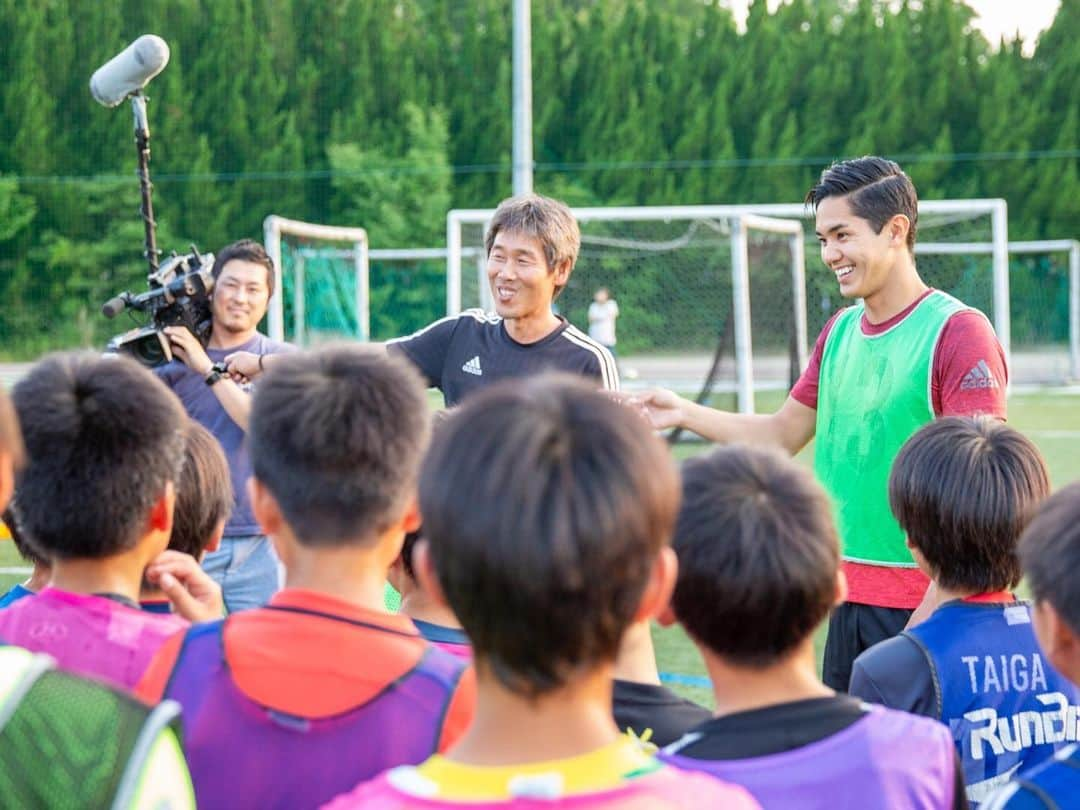 武藤嘉紀さんのインスタグラム写真 - (武藤嘉紀Instagram)「オフで毎年訪れる広島！ いつもはトレーニング、釣り、美味しい料理を食べてのんびりしてるのですが、今年は地元の子供達とサッカーもできました！#笑顔が止まらない#しまなみビレッジ#tsuneishi#尾道#子供は宝」6月19日 11時49分 - yoshinori_muto_09