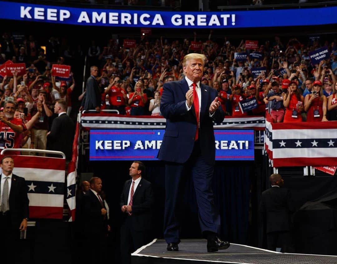 ドナルド・トランプさんのインスタグラム写真 - (ドナルド・トランプInstagram)「KEEP AMERICA GREAT! #KAG  #Repost @evanvucci ・・・ #president #donaldtrump arrives to speak at his re-election kickoff rally in #orlando #Florida」6月19日 11時49分 - realdonaldtrump