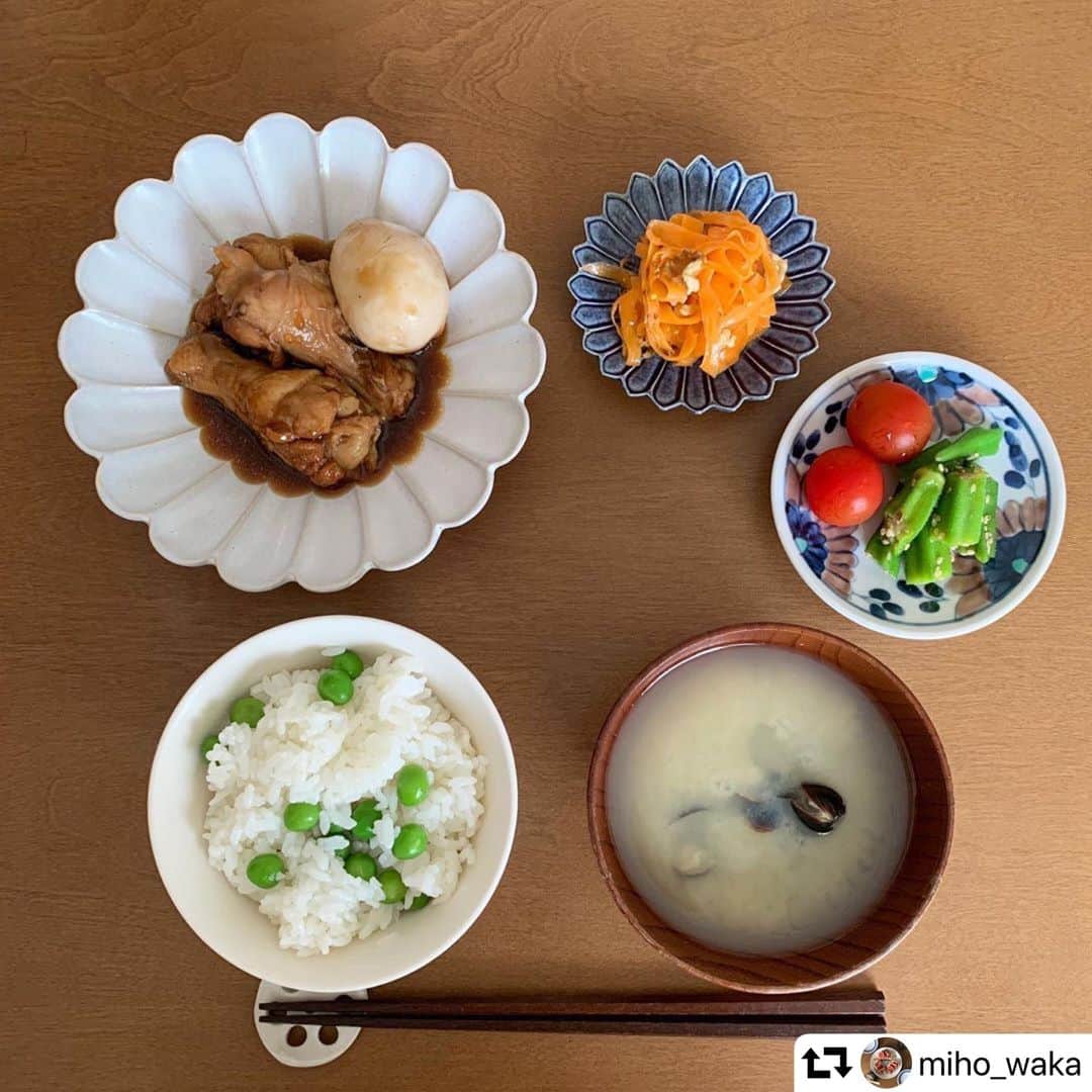 Komerco-コメルコ-さんのインスタグラム写真 - (Komerco-コメルコ-Instagram)「. #松尾直樹 さんの輪花鉢 を使って料理を楽しんでいる ( @miho_waka )さんをリポスト。このうつわは miho_waka さんがうつわ集めを始めた頃に購入したもので、思い出がつまったうつわだそう。 旬の野菜を取り入れたバランスのとれたお昼ごはん、とても美味しそうです😋 . 京都で作陶されている #松尾直樹 さんのうつわは、花のような形が特徴で いつもの料理を華やかに見せてくれます。 . 食卓にアクセントをつけたいときにオススメです✨ . ------------------------------- . 松尾直樹 / OP釉輪花鉢 M1 ▷これらの作品はKomercoアプリでクリエイターから直接ご購入いただけます。 アプリ内「さがす」で「松尾直樹」と検索してください🔎 ------------------------------- #komerco #料理をもっと楽しく #器 #うつわ #うつわ好き #おうちごはん #instafood#foodpic #onthetable #料理好きな人と繋がりたい#豆ごはん#和定食 #和食好き#和食 #バランスのとれた食事 #旬の野菜 #器好きな人と繋がりたい #テーブルフォト #テーブルスタイリング #豊かな食卓 #今日のごはん #おうちごはん #おうちごはんlover #お昼ごはん  #いつものいただきますを楽しく #クックパッド #cookpad」6月19日 12時00分 - komerco_official