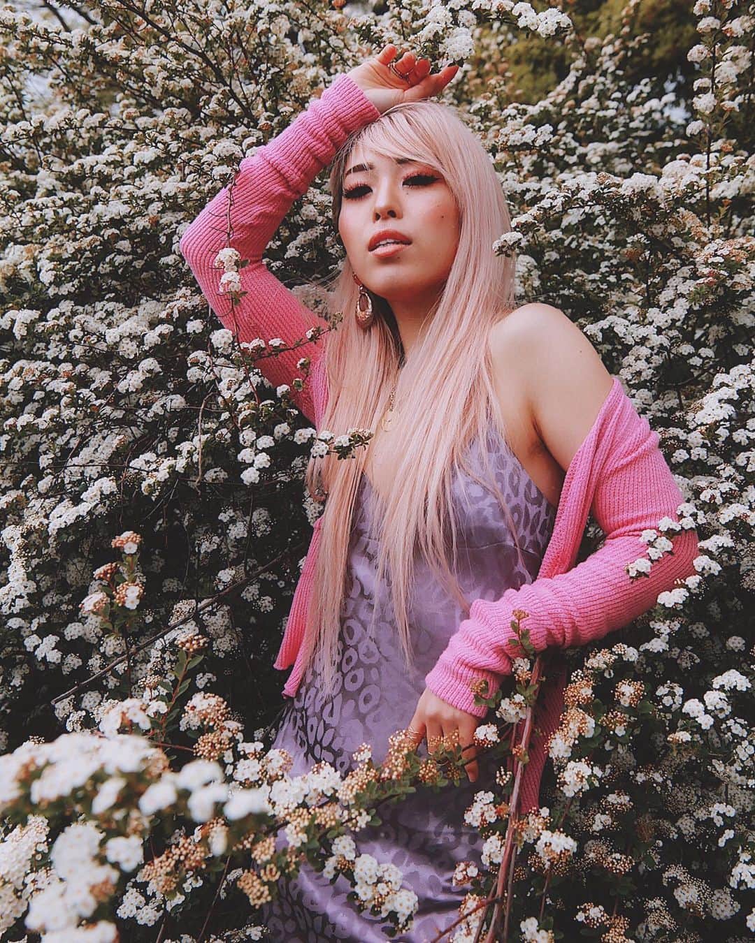 AikA♡ • 愛香 | JP Blogger • ブロガーのインスタグラム：「1,2 or 3? 🕊💕 How to blend in flower bush like a real butterfly... because you love them so much 🦋 // I wish I could have recorded the BTS of where we found this gorgeous white blooms. We randomly spotted them at a super isolated industrial area while walking around. There were broken old cars behind this bush. The road was covered with dust and dirt and when the wind blew, I couldn’t open my eyes... But I'm glad I did because if you open your eyes you will find beauty in the most unexpected places ✨🧚🏻‍♀️🌺💫 // 𝑊ℎ𝑎𝑡 𝐼 𝑎𝑚 𝑤𝑒𝑎𝑟𝑖𝑛𝑔 :: Cardigan: @urbanoutfitters  Dress: @nastygal  Earring: @boitelaque ===== 📷: @oscar_mwaba  #flowerchild #uoonyou #getnastygal #folkportrait #mypersonalstyle #portrait_star」