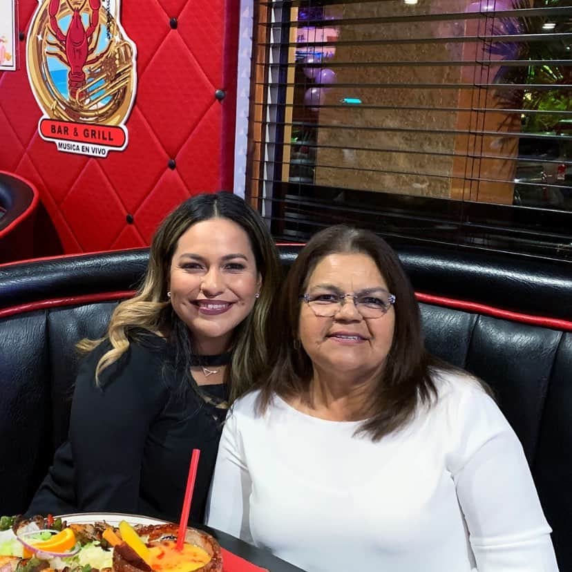 リセット・サラスのインスタグラム：「Please help me wish my momma a Happy Birthday! You're truly one of a kind and I wish you many many more birthdays to come... Love you mom! 🎂🎁🎉」