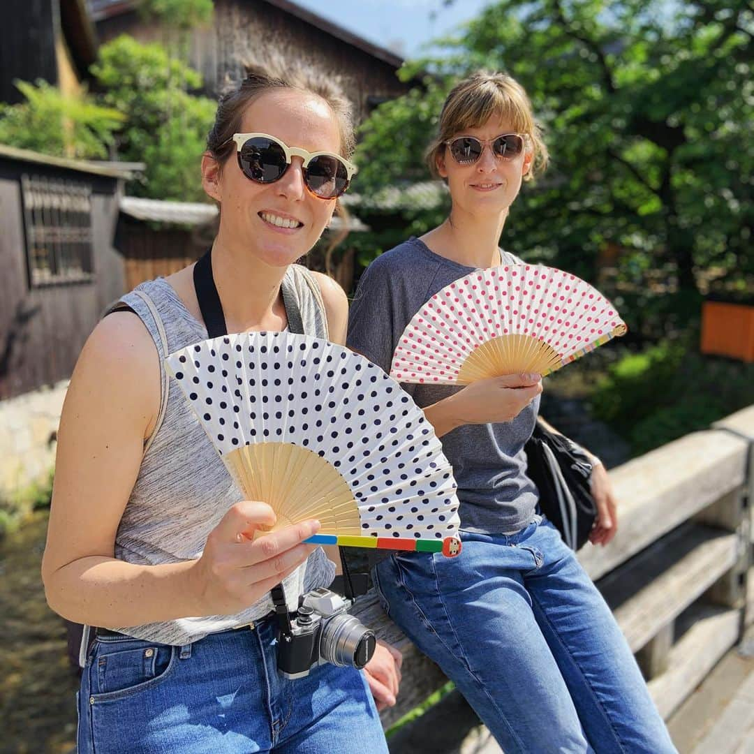 西川庄六商店／NISHIKAWA SHOUROKUのインスタグラム：「. 創業1585年 近江八幡「西川庄六商店」 マルチカラー扇子 price:¥3,000（税抜） http://nishikawashouroku.jp/ . #nishikawashouroku  #sense  #handfan #foldingfan #kyoto #japan #instakyoto  #summer #souvenir #japancraft  #japantrip #kyototravel  #gift #西川庄六商店  #扇子 #和雑貨 #日本のお土産  #夏コーデ  #ショップナウ  #2019夏  #baseで販売中 #ファッション #伝統工芸 #プレゼント #京都 #近江八幡」