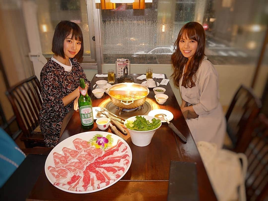 保坂玲奈さんのインスタグラム写真 - (保坂玲奈Instagram)「♡ . 〜台湾の美味しかったご飯まとめ〜 . 台湾はご飯のストレスが全くなくて どこもすごく美味しくて値段も安くて最高だった♡ . 1枚目 "杭州小籠湯包" 小籠包と蟹焼売がめちゃめちゃ美味しかった🥺 . 2枚目 "金峰魯肉飯'' 大女優リン・チーリンも通う有名店 トロトロのお肉に甘辛いタレがご飯と合う🥰 . 3.4.5枚目 "鼎王麻辣鍋" 麻辣鍋と酸菜白菜鍋 2種類が食べられるセットがオススメ！ 白菜の食感と酸味が永遠と食べられる🥺 鴨の血を固めたものも臭みのない レバーみたいで美味しかった♡ . 6枚目 "阜杭豆漿" 台北の朝ごはんはこれ！ 朝8時前に行ったら10分しないくらいで入れた！ 10時台になるともっと行列！ 暖かい豆乳ベースの優しい味に 揚げパンと食べるの ローカル朝ごはんっぽいものを食べられて嬉しい✨ . . 台湾まだまだ行けなかったお店が沢山🥺 フォロワーさんに美味しいご飯沢山教えてもらいました✨ 台湾駐在4年目の方や 台湾マニアの方など人の情報って頼もしい💜 . . . #台湾 #台北 #taipei #TAIWAN #れなお旅 #台湾グルメ #台北グルメ #小籠包 #火鍋 #杭州小籠湯包 #金峰魯肉飯 #魯肉飯 #鼎王麻辣鍋 #阜杭豆漿 #台湾朝食 #台北ローカル」6月19日 12時09分 - __renao_0707