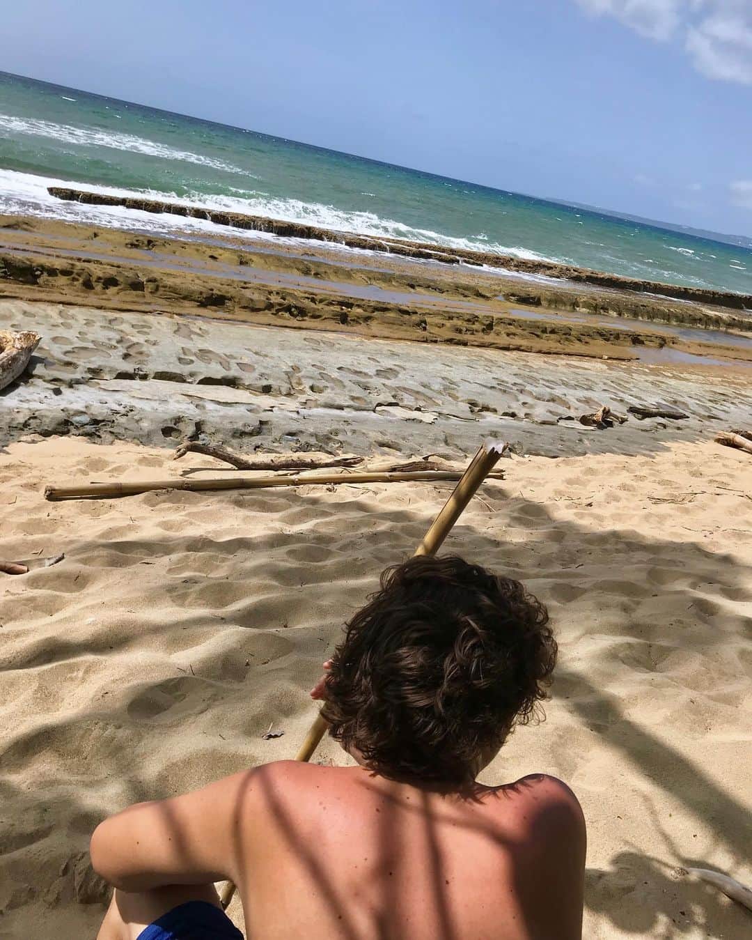 アシュトン・ホームズのインスタグラム：「today consisted of walks down the beach and discovering little huts all along it, sea glass on the shore, and then my dude cracked open a coconut he found and drank it! puerto rico really does have something new everyday #diasiete」