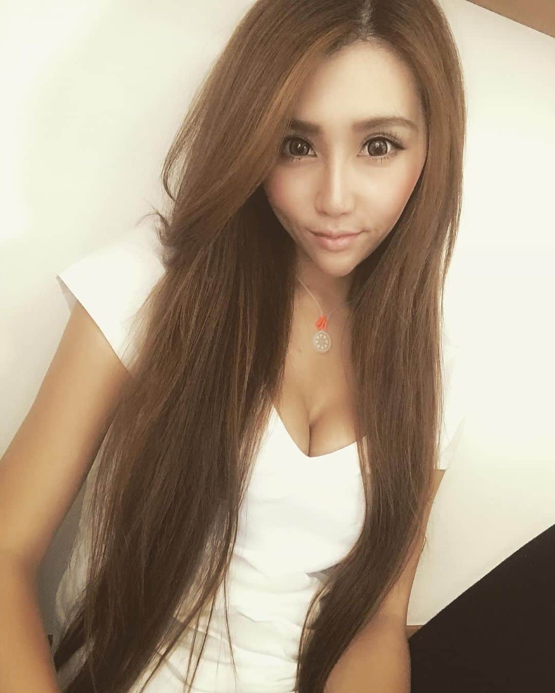 のインスタグラム：「. . GAPの白Tが好きすぎる👚 Vがめっちゃ綺麗だし生地も良い🙆‍♀️ 5枚まとめ買い😎 シンプルコーデが好き✨ . . #instalove . . #ママライフ #ナチュラルメイク #アラフォー #アラフォーママ #ママさんと繋がりたい  #ママでもおしゃれ #ママでも綺麗に #産後ダイエット  #ロングヘア #ストレートヘア #サラサラ #diet #workout #training #bandel #gap  #momfashion #longhair #sexymom  #모델 #데리룩 #팔로우 #엄마 #데일리룩」