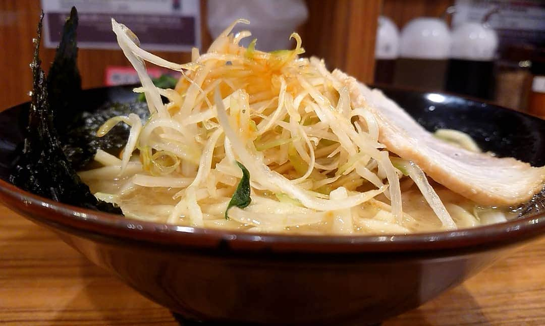 桜花さんのインスタグラム写真 - (桜花Instagram)「昨夜のラーメン🍜  標高約５センチ＼(^^)／ うまハピ🌷  #ラーメン  #標高  #高さ #ラーメンマウンテン #mountain #mountains」6月19日 12時15分 - mountainohka