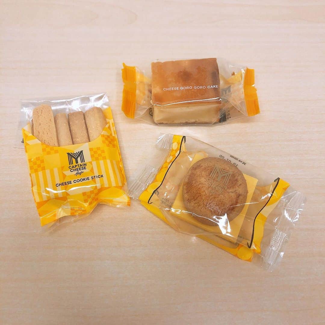 InRedさんのインスタグラム写真 - (InRedInstagram)「「東京ばな奈」でおなじみのグレープストーンから、チーズスイーツの新ブランド「マイキャプテンチーズ TOKYO」の第1号店がJR東京駅グランスタにオープン😋💫 チーズバーガーのような見た目のお菓子は、バター香るバンズクッキーをチーズとホイップショコラでサンド。フライドポテトを彷彿とさせるチーズスティッククッキーや、チーズゴロゴロケーキなど、楽しげなスイーツが揃います。 遊び心溢れるパッケージも可愛い！🍔🍟🥤🧀rm . . #マイキャプテンチーズtokyo#チーズスイーツ#チーズ#チーズチョコレートバーガー#チーズ女子#inredおやつ#inred#インレッド」6月19日 12時26分 - inrededitor