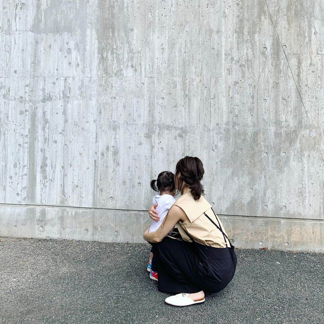 斎藤寛子さんのインスタグラム写真 - (斎藤寛子Instagram)「末っ娘、1歳4ヶ月🐥. . よちよち歩きだった少し前から、どんどん成長していって、小走りしたり私の股をくぐったりできるように💓. . どんどん大きくなっていくー！ . もぅ可愛くて可愛くて😭❤️. . 忘れたくない！って思うのに、上２人の子供達のこの時期の感情をやっぱりすっかり忘れてるんだよなぁ〜💨あー！もったいない！！😫💨 . この感情を冷凍保存してパッと取り出してすぐ思い出せたら良いのに😫. . ドラえもん、、、いたら良いのに😭❤️. . なんて思う今日この頃です🍀. . #1歳4ヶ月」6月19日 12時33分 - hiroko4life