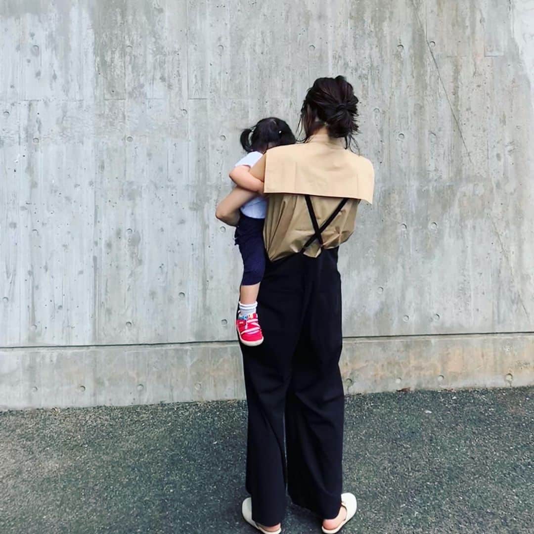 斎藤寛子さんのインスタグラム写真 - (斎藤寛子Instagram)「末っ娘、1歳4ヶ月🐥. . よちよち歩きだった少し前から、どんどん成長していって、小走りしたり私の股をくぐったりできるように💓. . どんどん大きくなっていくー！ . もぅ可愛くて可愛くて😭❤️. . 忘れたくない！って思うのに、上２人の子供達のこの時期の感情をやっぱりすっかり忘れてるんだよなぁ〜💨あー！もったいない！！😫💨 . この感情を冷凍保存してパッと取り出してすぐ思い出せたら良いのに😫. . ドラえもん、、、いたら良いのに😭❤️. . なんて思う今日この頃です🍀. . #1歳4ヶ月」6月19日 12時33分 - hiroko4life