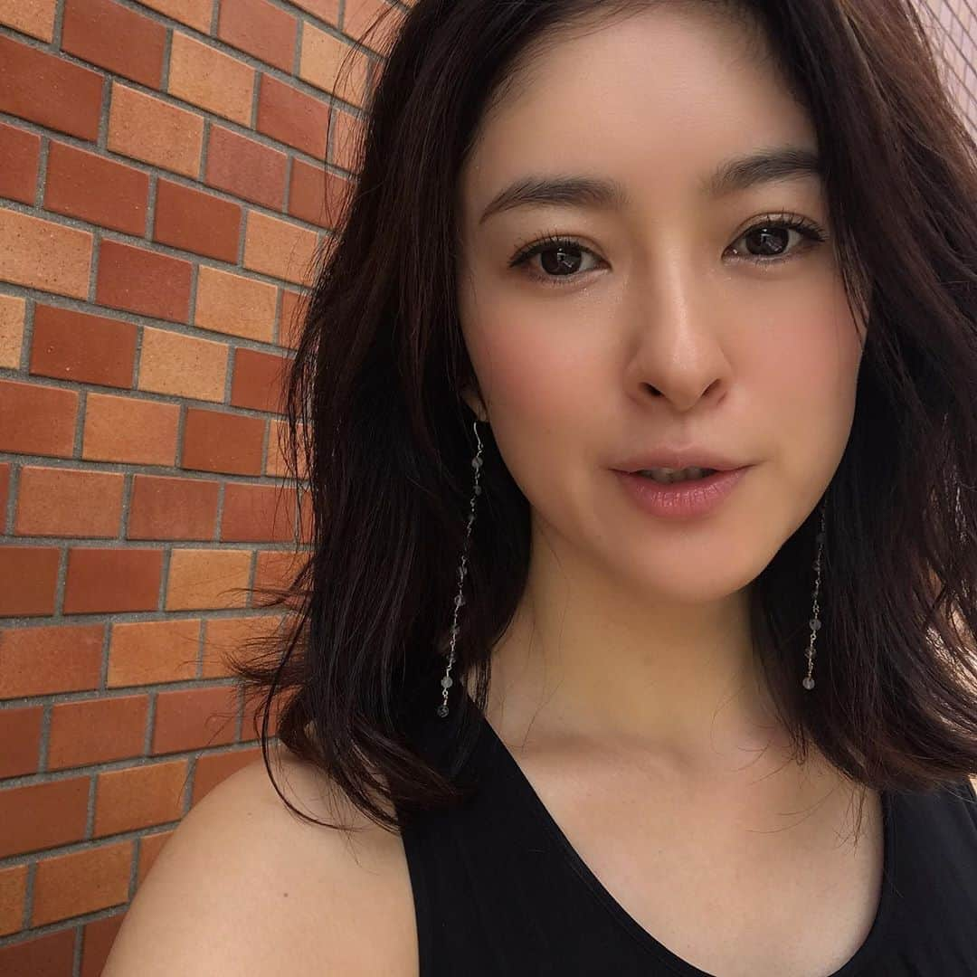 秋本祐希さんのインスタグラム写真 - (秋本祐希Instagram)「先日のメイク つやんつやんな感じで ナチュラルを心がけてます☺︎ メイクアイテム 載せてみたよ💄 だいたい いつもこんな感じで  ベースをTPOでファンデーションでしっかり作ったり クッションファンデの種類を変えたり チークやリップの色が変わるぐらいかな。 15分メイクです☺︎ #basemakeup #ベースメイク  #マイアルマーニトゥゴークッション  #eyeshadow #アイシャドウ #ルナソル #オーロラアイズ05 #eyebrow #アイブロウ #suqqu #スック #eyeliner  #アイライナー #エスプリーク  #ジェルリキッドアイライナーBR300 #mascara #マスカラ #lancome #ランコム #グランディオーズ  #cheek #チーク #etvos #エトヴォス  #ミネラルクリアリップアンドチークプラムレッド  #lip #リップ #lancome #rosyplump #makeup #cosmetics」6月19日 12時36分 - ayuuki0908