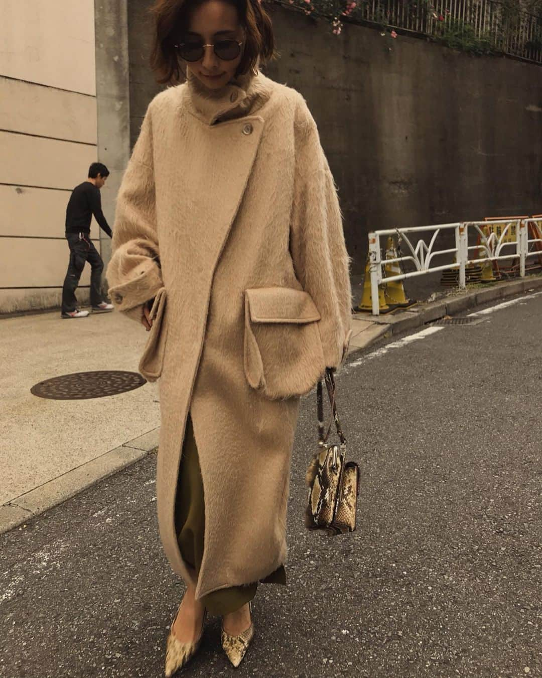 黒石奈央子さんのインスタグラム写真 - (黒石奈央子Instagram)「AMERI AW ふく . BLANKET LIKE FAKE MOUTON  COAT ¥29600+tax その他  AW .  シャギーコートのベージュ❤️ ポケットを付けたバージョン！ スナップボタンで簡単に取り外せちゃうのだ！ .  先行予約期間第2弾  6/20〜6/24 web & 心斎橋 6/20.21  代官山 6/22〜6/24  ルミネ  @ameri_shinjuku @amerivintage @ameri_daikanyama @ameri.shinsaibashi #ameri#amerivintage #fashion #coordinate#ootd#outfit#osanposnap #705_outfit #大人ファッション #大人コーディネート #大人スタイル #modestyle #modefashion#modecasual #2019autumnwinter#先行予約 #japonism」6月19日 12時36分 - blackstone705